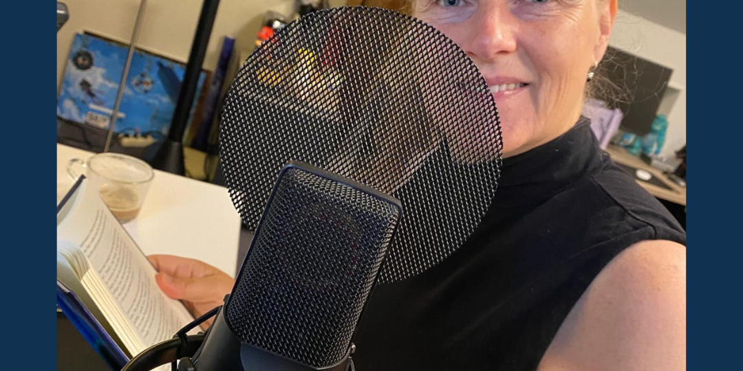 Schrijfster Nanda Roep spreekt haar eigen luisterboek in